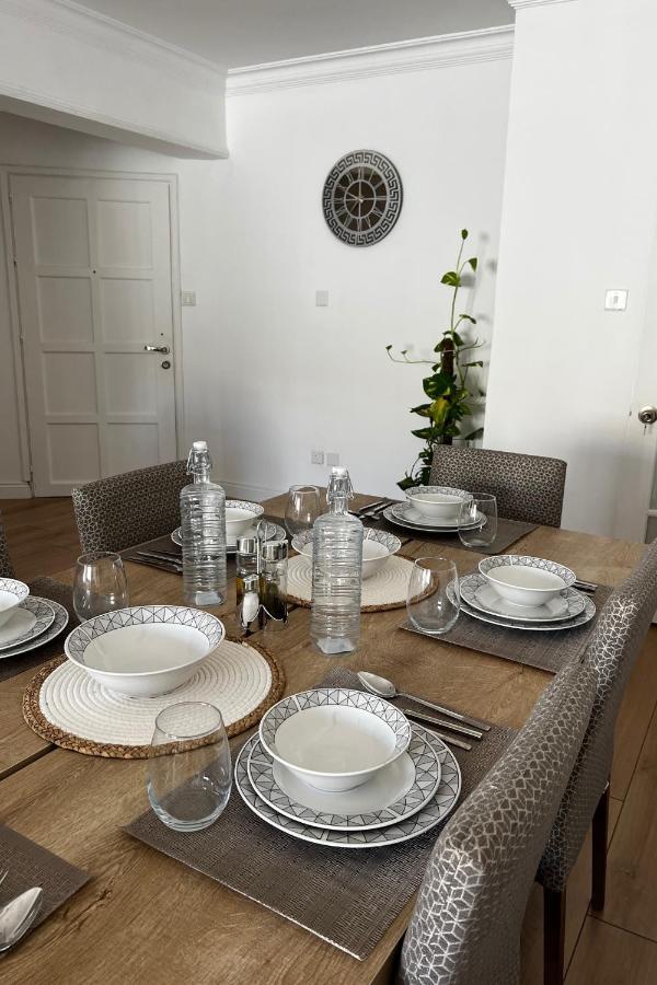 Stylish 3 Bedroom Apartment In קיירניה מראה חיצוני תמונה
