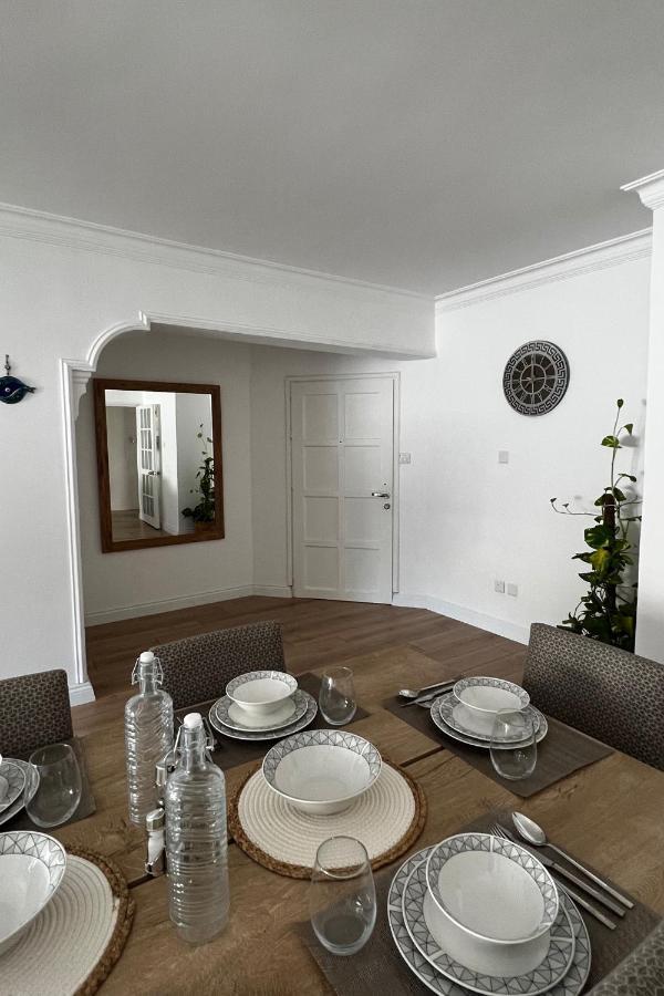 Stylish 3 Bedroom Apartment In קיירניה מראה חיצוני תמונה