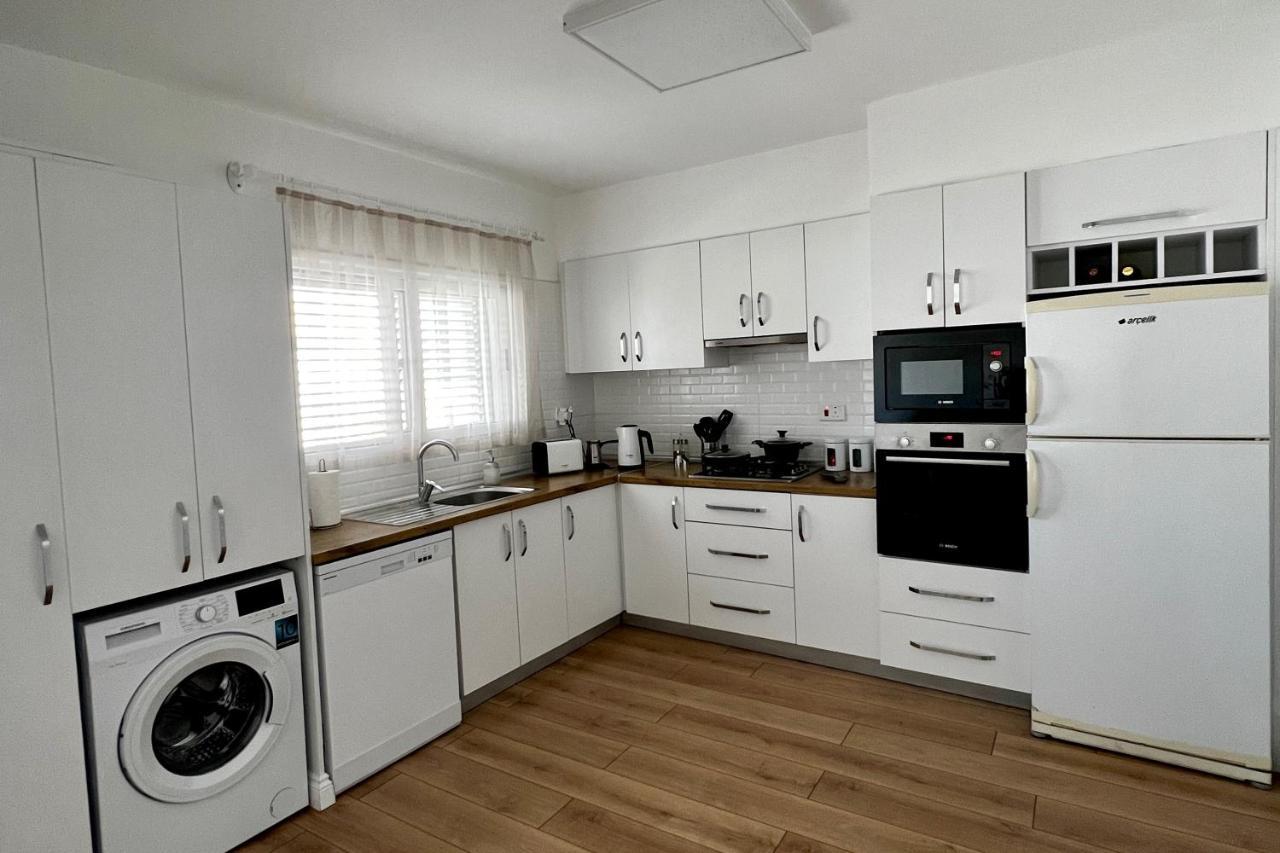 Stylish 3 Bedroom Apartment In קיירניה מראה חיצוני תמונה