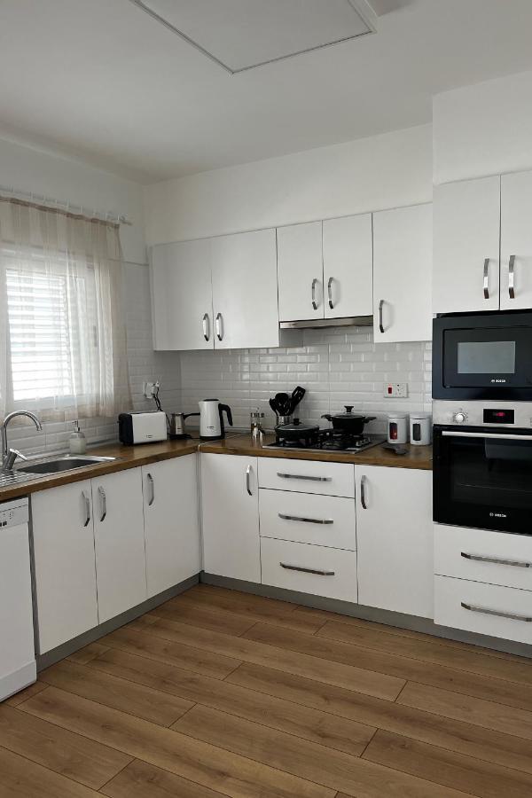 Stylish 3 Bedroom Apartment In קיירניה מראה חיצוני תמונה